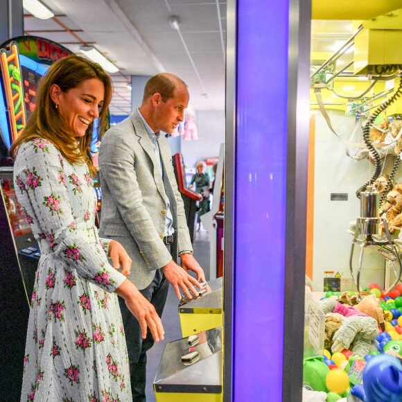 Le prince William et la duchesse Catherine de Cambridge ont tenté - en vain - de gagner une peluche aux machines à pinces lors de leur visite le 5 août 2020 à Barry Island, au Pays de Galles.