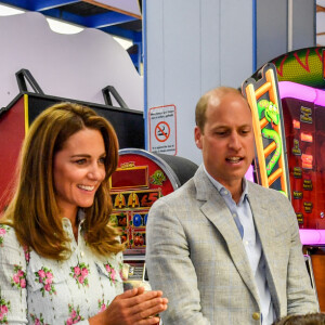 Le prince William et la duchesse Catherine de Cambridge (vêtue d'une robe Emilia Wickstead) visitaient le 5 août 2020 Barry Island, au Pays de Galles.