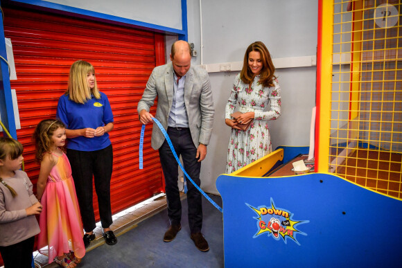Le prince William et la duchesse Catherine de Cambridge ont fait une partie de Down the Clown pendant leur visite le 5 août 2020 à Barry Island, au Pays de Galles.