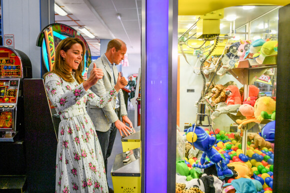 Le prince William et la duchesse Catherine de Cambridge ont tenté - en vain - de gagner une peluche aux machines à pinces lors de leur visite le 5 août 2020 à Barry Island, au Pays de Galles.