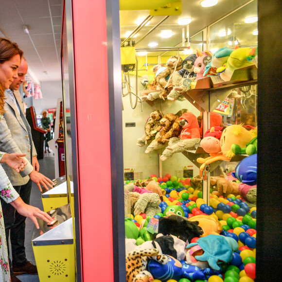 Le prince William et la duchesse Catherine de Cambridge ont tenté - en vain - de gagner une peluche aux machines à pinces lors de leur visite le 5 août 2020 à Barry Island, au Pays de Galles.