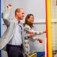 Le prince William et la duchesse Catherine de Cambridge ont fait une partie de Down the Clown pendant leur visite le 5 août 2020 à Barry Island, au Pays de Galles.