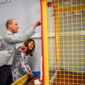 Le prince William et la duchesse Catherine de Cambridge ont fait une partie de Down the Clown pendant leur visite le 5 août 2020 à Barry Island, au Pays de Galles.