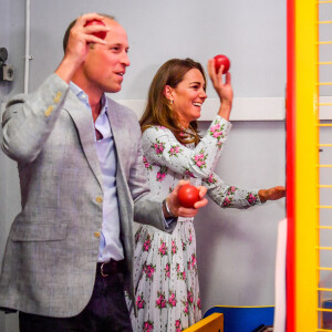 Le prince William et la duchesse Catherine de Cambridge ont fait une partie de Down the Clown pendant leur visite le 5 août 2020 à Barry Island, au Pays de Galles.