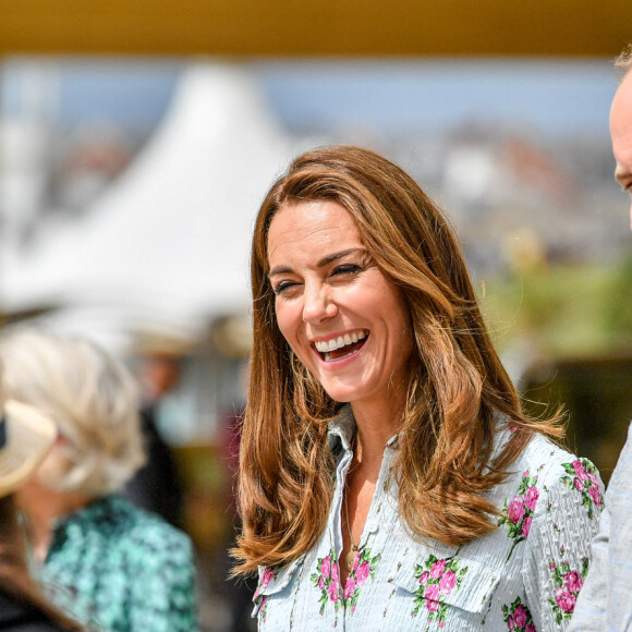 Le prince William et la duchesse Catherine de Cambridge (vêtue d'une robe Emilia Wickstead) visitaient le 5 août 2020 Barry Island, au Pays de Galles.