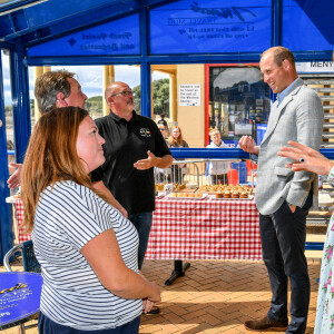 Le prince William et la duchesse Catherine de Cambridge (vêtue d'une robe Emilia Wickstead) visitaient le 5 août 2020 Barry Island, au Pays de Galles.