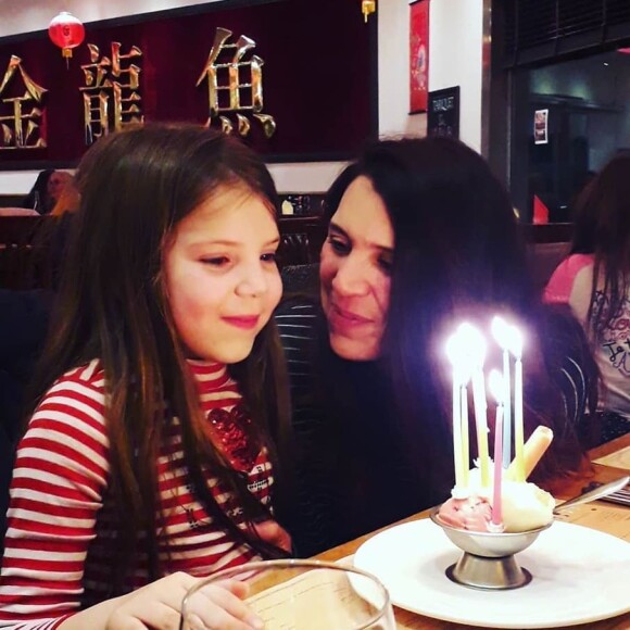 Anne Alassane avec l'une de ses filles pour son anniversaire, le 12 février 2020