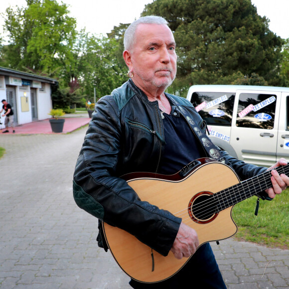 Le chanteur Bernard Lavilliers a accepté de venir soutenir les salariés de l'entreprise Ford à Blanquefort représentés par leur leader Philippe Poutou ancien candidat à l'election présidentielle, menacée de fermeture. Après avoir rencontré longuement les salariés, il a chanté quelques chansons en soutien à la cause des salariés de la marque automobile Americaine, à Blanquefort (près de Bordeaux), France, le 21 avril 2018. © Bernard-Cottereau/Bestimage