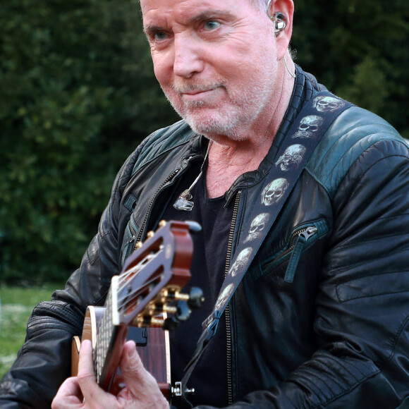 Le chanteur Bernard Lavilliers a accepté de venir soutenir les salariés de l'entreprise Ford à Blanquefort représentés par leur leader Philippe Poutou ancien candidat à l'election présidentielle, menacée de fermeture. Après avoir rencontré longuement les salariés, il a chanté quelques chansons en soutien à la cause des salariés de la marque automobile Americaine, à Blanquefort (près de Bordeaux), France, le 21 avril 2018. © Bernard-Cottereau/Bestimage