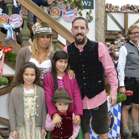 Franck Ribery célèbre la fête de la bière "Oktoberfest" avec sa femme Wahiba et ses enfants Salif, Shakinez et Hizya à Munich en Allemagne le 5 octobre 2014.