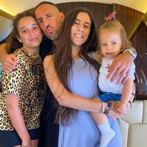 Heureux d'être en vacances, Franck Ribéry pose avec ses trois filles dans son jet privé. Août 2020.