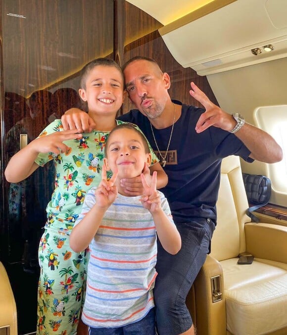 Heureux d'être en vacances, Franck Ribéry pose avec ses deux fils dans son jet privé. Août 2020.