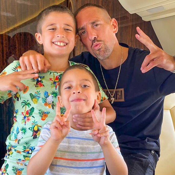 Heureux d'être en vacances, Franck Ribéry pose avec ses deux fils dans son jet privé. Août 2020.