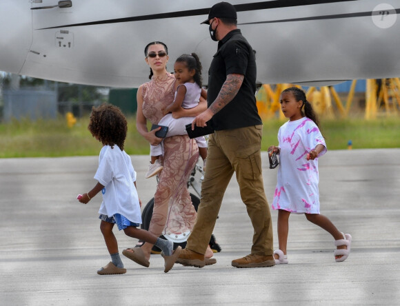 Kim Kardashian, North West, Saint West, Chicago West, Psalm West - K. Kardashian et K. West arrivent avec leurs enfants en jet privé à Miami en provenance de La république dominicaine où ils ont passé des vacances, le 9 août 2020