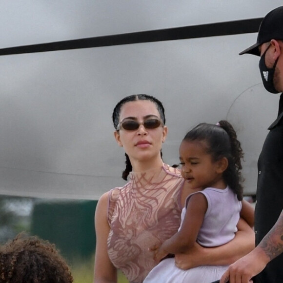 Kim Kardashian, North West, Saint West, Chicago West, Psalm West - K. Kardashian et K. West arrivent avec leurs enfants en jet privé à Miami en provenance de La république dominicaine où ils ont passé des vacances, le 9 août 2020