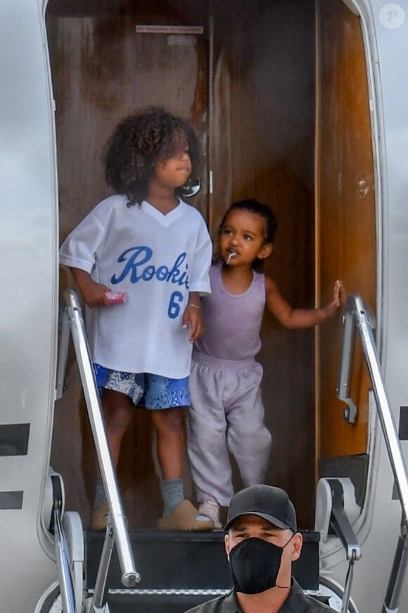 Saint West, Chicago West - K. Kardashian et K. West arrivent avec leurs enfants en jet privé à Miami en provenance de La république dominicaine où ils ont passé des vacances, le 9 août 2020