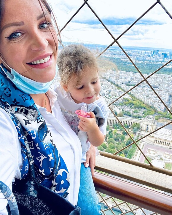 Julia Paredes avec sa fille Luna à Paris, le 4 août 2020