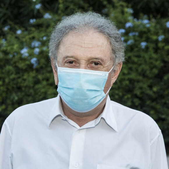 Exclusif - Michel Drucker - La troupe "The Opéra Locos" sur la scène du théâtre de Verdure lors de la 36ème édition du Festival de Ramatuelle. Le 9 août 2020 © Cyril Bruneau / Festival de Ramatuelle / Bestimage 