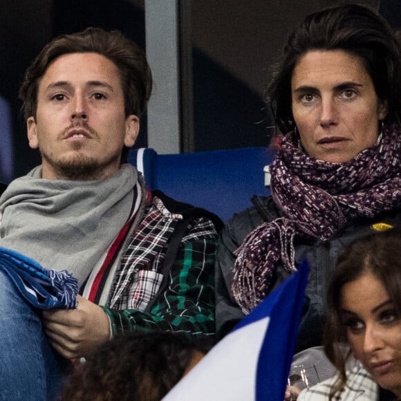 Alessandra Sublet et un ami, Malika Menard (Miss France 2010) - People assistent au match des éliminatoires de l'Euro 2020 entre la France et l'Islande au Stade de France à Saint-Denis le 25 mars 2019. La france a remporté le match sur le score de 4-0.