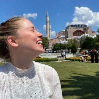 Amber Heard : Sa tenue dans une mosquée critiquée, elle réplique