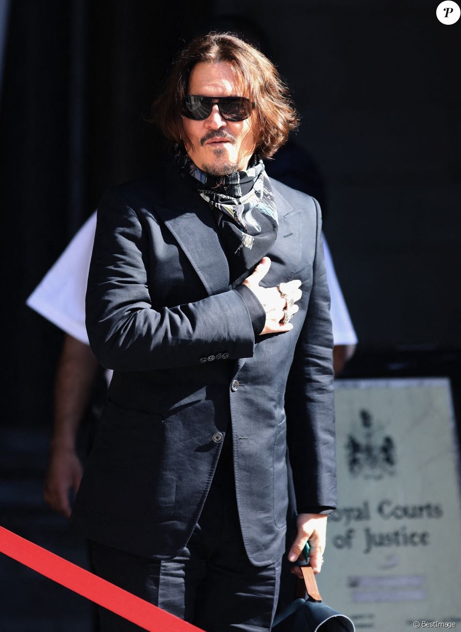 Johnny Depp, souriant, arrive à la cour royale de justice à Londres