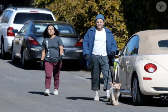 Ewan McGregor et sa fille Jamyan promènent leur chien pendant l'épidémie de coronavirus (COVID-19) à Los Angeles, le 27 mars 2020. @Backgrid USA / Bestimage