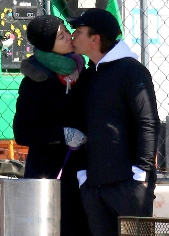 Ewan McGregor et sa compagne Mary Elizabeth Winstead s'embrassent en balade dans les rues de New York, le 1er mars 2020.