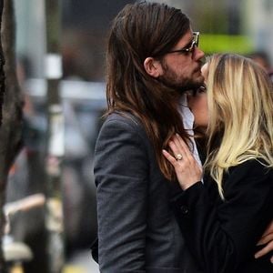 Dianna Agron et son fiancé Winston Marshall se promènent en amoureux dans le quartier de Manhattan à New York, le 29 avril 2016.