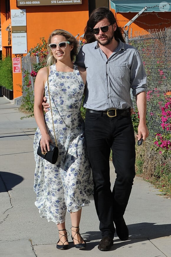 Dianna Agron et son compagnon Winston Marshall se promènent en amoureux dans les rues de Beverly Hills, le 2 octobre 2015.