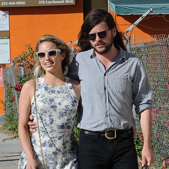 Dianna Agron et son compagnon Winston Marshall se promènent en amoureux dans les rues de Beverly Hills, le 2 octobre 2015.