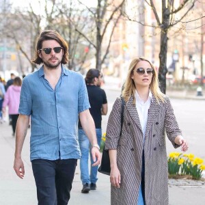 Exclusif - Dianna Agron et son mari Winston Marshall se baladent en amoureux dans les rues de New York, le 8 avril 2019. @Backgrid USA / Bestimage