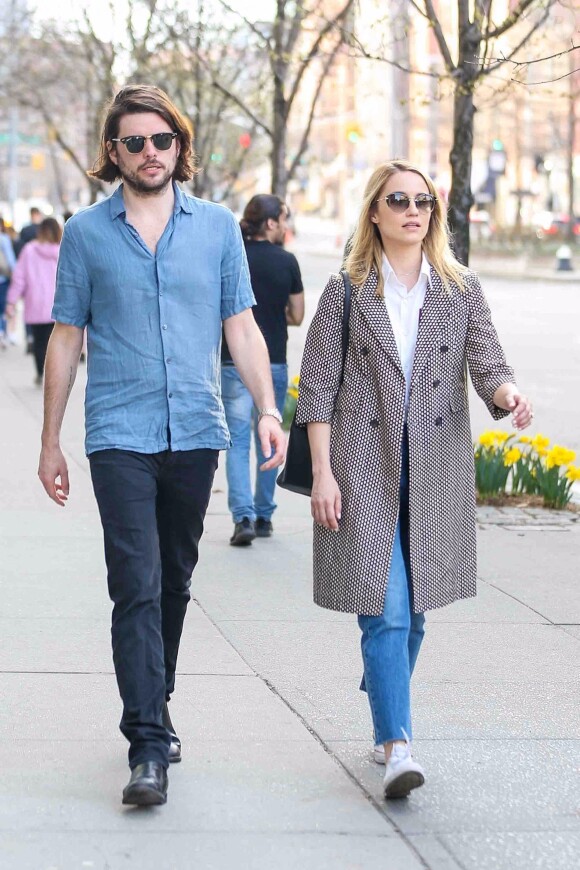 Exclusif - Dianna Agron et son mari Winston Marshall se baladent en amoureux dans les rues de New York, le 8 avril 2019. @Backgrid USA / Bestimage