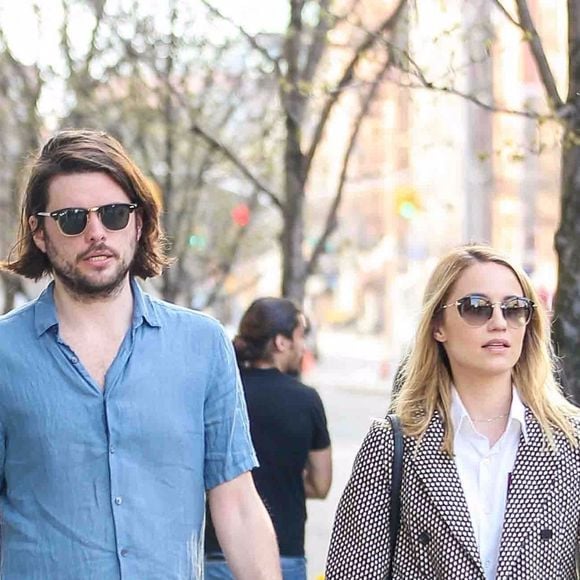 Exclusif - Dianna Agron et son mari Winston Marshall se baladent en amoureux dans les rues de New York, le 8 avril 2019. @Backgrid USA / Bestimage