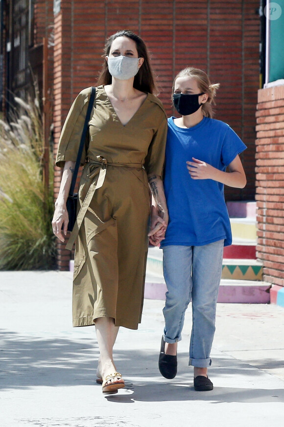 Exclusif - Angelina Jolie fait du shopping avec sa fille Vivienne Marcheline Jolie-Pitt à Los Angeles le 3 juillet 2020.