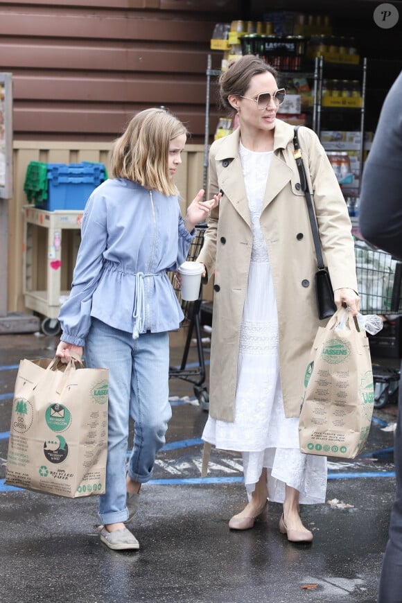 Angelina Jolie et sa fille Vivienne Jolie-Pitt vont faire des courses à Los Angeles. Le 14 mars 2020.