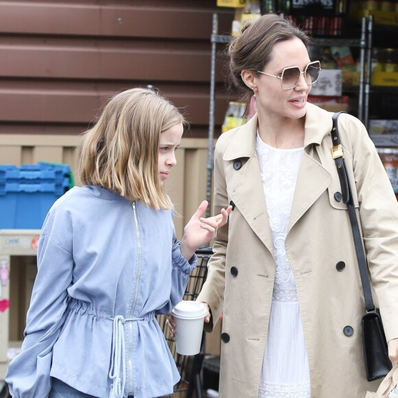 Angelina Jolie et sa fille Vivienne Jolie-Pitt vont faire des courses à Los Angeles. Le 14 mars 2020.