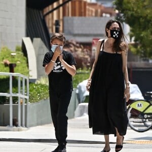 Exclusif - Angelina Jolie fait du shopping avec son fils Knox Jolie-Pitt dans le quartier de Los Feliz à Los Angeles pendant l'épidémie de coronavirus (Covid-19). Angelina porte un masque de la marque Off-White! Le 5 août 2020. @Backgrid USA / Bestimage