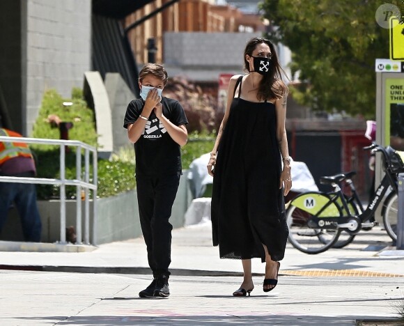 Exclusif - Angelina Jolie fait du shopping avec son fils Knox Jolie-Pitt dans le quartier de Los Feliz à Los Angeles pendant l'épidémie de coronavirus (Covid-19). Angelina porte un masque de la marque Off-White! Le 5 août 2020. @Backgrid USA / Bestimage