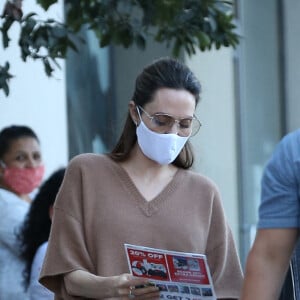 Exclusif - Angelina Jolie et son fils de 12 ans, Knox font du shopping à Los Angeles, le 2 août 2020. @The ImageDirect / Bestimage