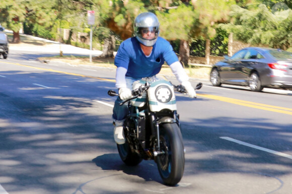 Brad Pitt sort de chez son ex Angelina Jolie au volant de sa moto dans le quartier de Los Feliz à Los Angeles pendant l'épidémie de coronavirus (Covid-19), le 28 juillet 2020. @Backgrid USA / Bestimage
