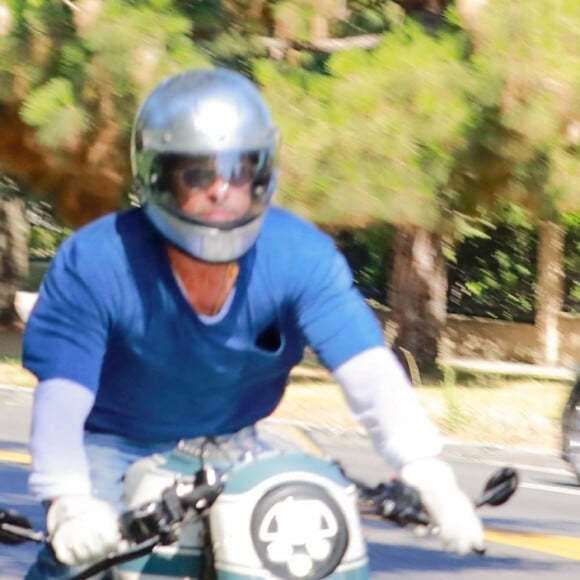 Brad Pitt sort de chez son ex Angelina Jolie au volant de sa moto dans le quartier de Los Feliz à Los Angeles pendant l'épidémie de coronavirus (Covid-19), le 28 juillet 2020. @Backgrid USA / Bestimage