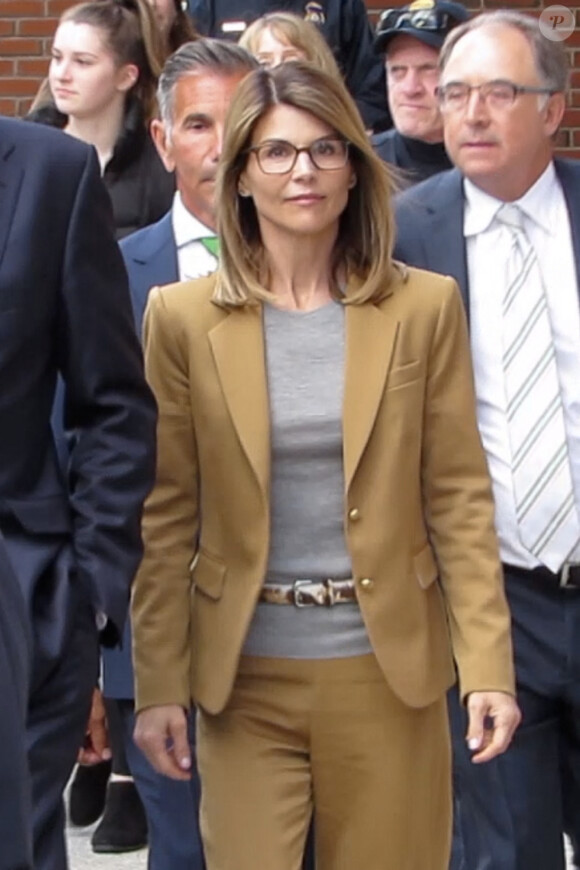 Lori Loughlin et son mari Mossimo Giullanni à la sortie du tribunal de Boston, le 4 mars 2019.