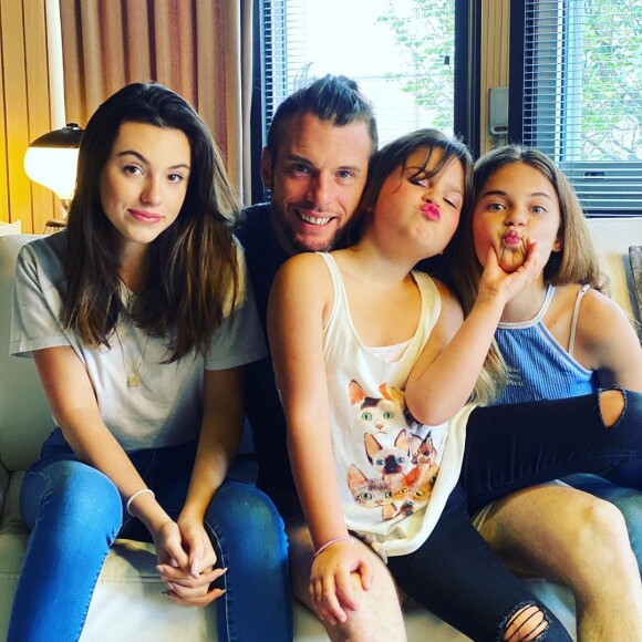Norbert Tarayre avec ses filles, le 1er mai 2020, sur Instagram