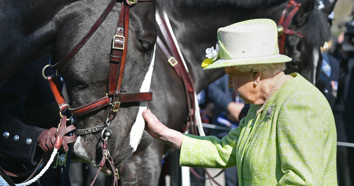 La reine Elisabeth II d'Angleterre assiste à la nomination d'un nouveau