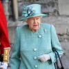 La reine Elisabeth II d'Angleterre assiste à une cérémonie militaire célébrant son anniversaire au château de Windsor dans le Bershire