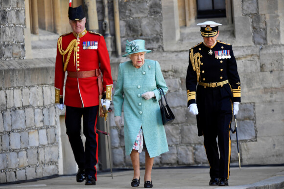 La reine Elisabeth II d'Angleterre assiste à une cérémonie militaire célébrant son anniversaire au château de Windsor dans le Bershire