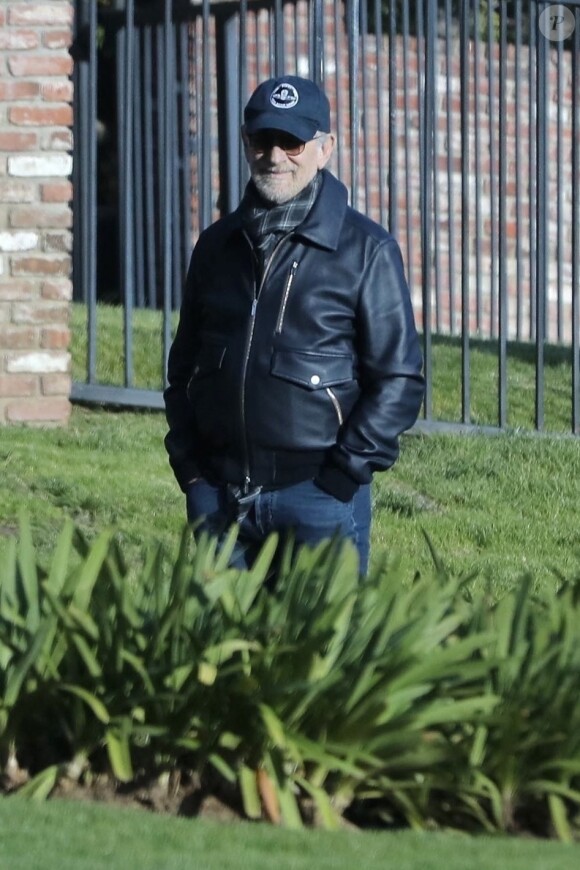 Steven Spielberg et sa femme Kate Capshaw se baladent en compagnie de Michelle Pfieffer et son mari David E. Kelly sans la moindre précaution, pendant l'épidémie de coronavirus (Covid-19) à Los Angeles, le 4 avril 2020.