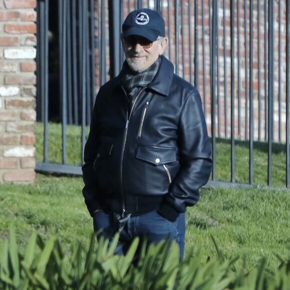 Steven Spielberg et sa femme Kate Capshaw se baladent en compagnie de Michelle Pfieffer et son mari David E. Kelly sans la moindre précaution, pendant l'épidémie de coronavirus (Covid-19) à Los Angeles, le 4 avril 2020.