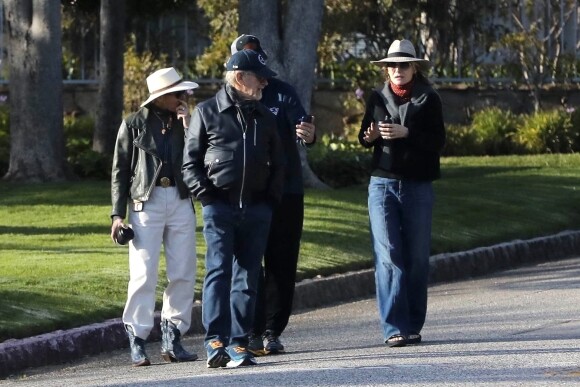 Steven Spielberg et sa femme Kate Capshaw se baladent en compagnie de Michelle Pfieffer et son mari David E. Kelly sans la moindre précaution, pendant l'épidémie de coronavirus (Covid-19) à Los Angeles, le 4 avril 2020.