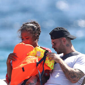 Matt Pokora et sa compagne Christina Milian et leur fils Isaiah sont allés déjeuner avec des amis au restaurant de plage Le Layet au Lavandou le 20 juillet 2020.